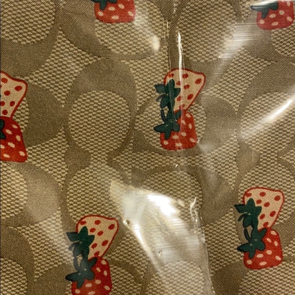 Coach silk diamond scarf strawberry print - Picture 7 of 7
